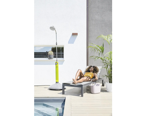 Garten mit Frau auf einer Liege, einer Dusche und einem Pool