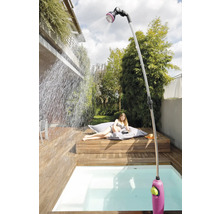 Gartenszene mit Dusche, Holzterrasse und entspannender Person