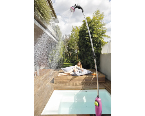 Gartenszene mit Dusche, Holzterrasse und entspannender Person