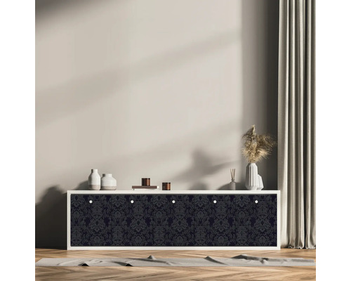 Wohnzimmer mit Sideboard und floral gemusterter Möbelfolie