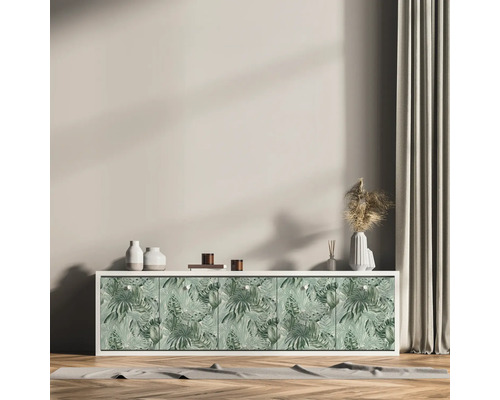 Wohnzimmer mit Sideboard, dekoriert mit tropischem Pflanzenmuster