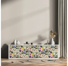 Wohnzimmer mit Kommode, verziert mit Blumenmuster