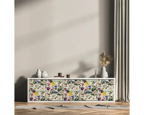 Wohnzimmer mit Kommode, verziert mit Blumenmuster