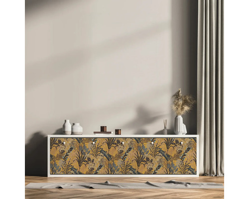 Dekoratives Sideboard mit floralem Muster vor einer Wand