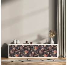 Dekoratives Sideboard mit floralem Muster im Wohnzimmer.