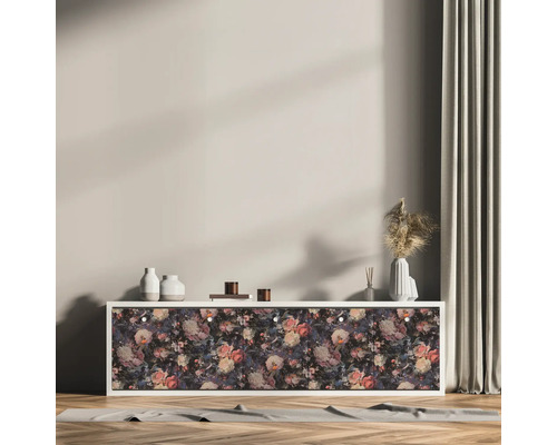 Dekoratives Sideboard mit floralem Muster im Wohnzimmer.