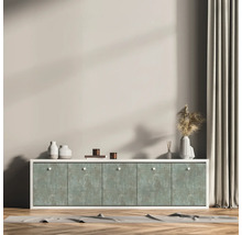 Sideboard mit fünf Türen, Dekoration und Vorhang in einem hellen Raum