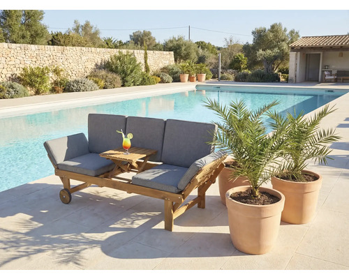 Drei-Personen-Gartenbank aus Holz mit grauen Kissen, ausklappbarem Tisch und Rädern neben einem Pool