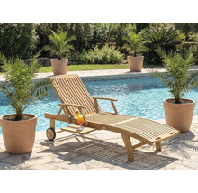 Szene mit einer Holzliege, einem Cocktail und Pflanzen neben einem Pool.