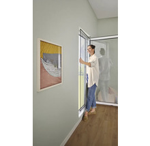 Frau öffnet eine Insektenschutztür in einem hellen Raum.