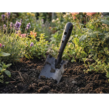 Gartenspaten von for_q im Beet mit Blumen