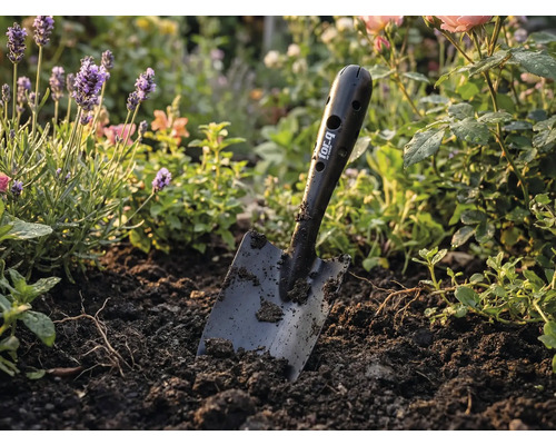 Gartenspaten von for_q im Beet mit Blumen