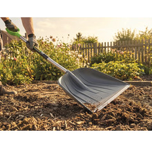 Gartenarbeiter benutzt eine Schneeschaufel im Garten für Erdarbeiten.