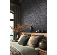 Schlafzimmer mit gemusterter Tapete, Bett mit Kissen und Dekoration