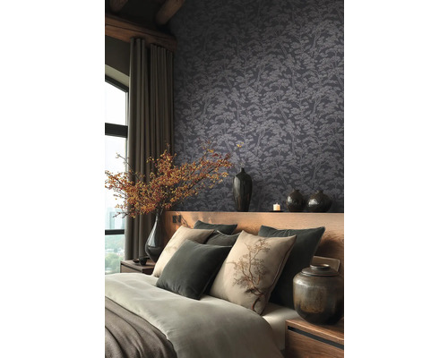 Schlafzimmer mit gemusterter Tapete, Bett mit Kissen und Dekoration