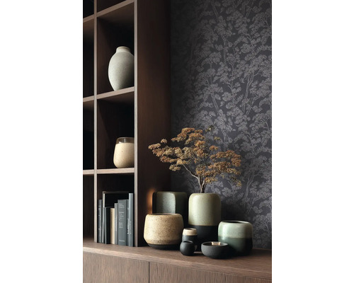 Dekorative Szene mit verschiedenen Keramikvasen und Tapete mit Baumdesign auf einem Holzregal.