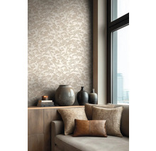 Vliestapete mit Kiefernmuster in einem modern gestalteten Wohnzimmer mit Sofa und Keramikvasen.