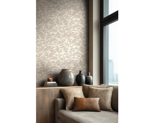 Vliestapete mit Kiefernmuster in einem modern gestalteten Wohnzimmer mit Sofa und Keramikvasen.