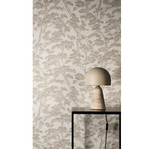 Vliestapete mit braunem Kiefernmuster an einer Wand hinter einer modernen Tischleuchte auf einem schwarzen Metalltisch.