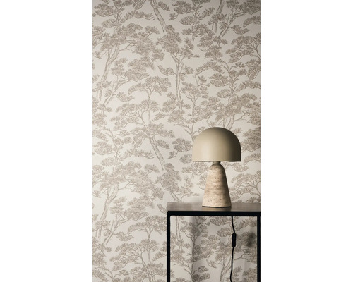 Vliestapete mit braunem Kiefernmuster an einer Wand hinter einer modernen Tischleuchte auf einem schwarzen Metalltisch.