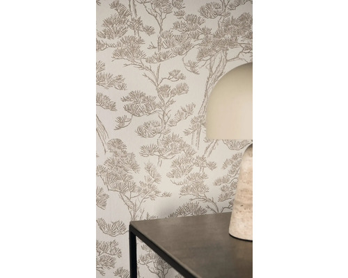 Helle Wohnraumszene mit strukturierter Vliestapete im Kieferndesign an einer Wand hinter einem Tisch und einer Tischleuchte.
