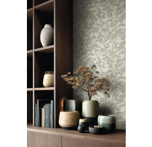 Tapete mit filigranem Baummotiv hinter einem dunklen Holzregal und verschiedenen Keramikvasen.