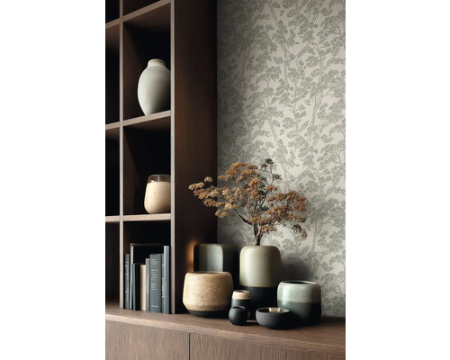 Tapete mit filigranem Baummotiv hinter einem dunklen Holzregal und verschiedenen Keramikvasen.
