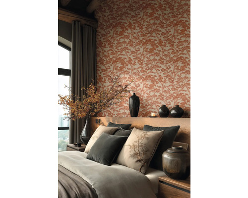 Elegant gestaltetes Schlafzimmer mit Baum-gemusterter Tapete, hölzernem Kopfteil, dekorativen Kissen mit Pflanzenmotiven und dunklen Keramikvasen.