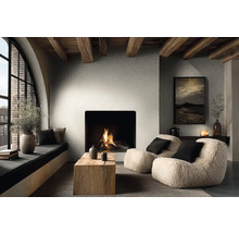 Modernes Wohnzimmer mit Kamin, strukturierten Wänden und Holzbalkendecke. Sessel, ein Holztisch und ein gemütlicher Fensterplatz.
