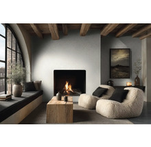 Gemütliches Wohnzimmer mit modernem Kamin, sichtbaren Holzbalken, zwei flauschigen Sesseln, rustikalem Holzcouchtisch und großem Rundbogenfenster.