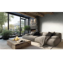 Modernes Wohnzimmer mit gemusterter Vliestapete, grauem Polstersofa, Holztisch, Kamin mit Natursteinwand und großen Fenstern.