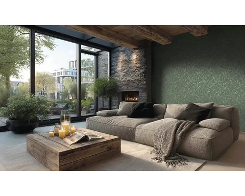 Heller Wohnraum mit großem Sofa, Holztisch und Kamin