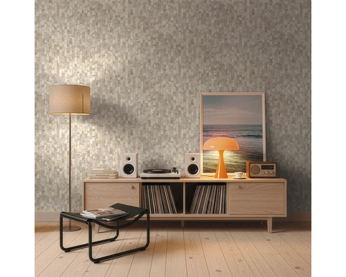 Vliestapete mit rechteckigem Mosaikmuster in einem hellen Wohnzimmer mit Holzkommode, Plattenspieler und Stehlampe.
