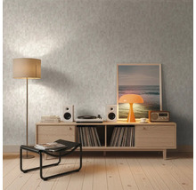 Wohnzimmer mit gemusterter Tapete, Holzfußboden und Möbeln