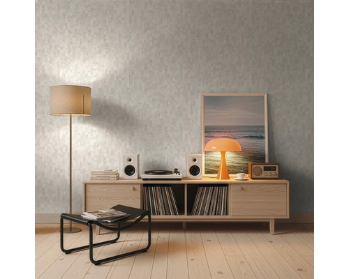 Wohnzimmer mit gemusterter Tapete, Holzfußboden und Möbeln