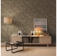 Modernes Wohnzimmer mit Mosaik-Tapete, einem Holz-Sideboard mit Plattenspieler, Lautsprechern und einer orangefarbenen Lampe.