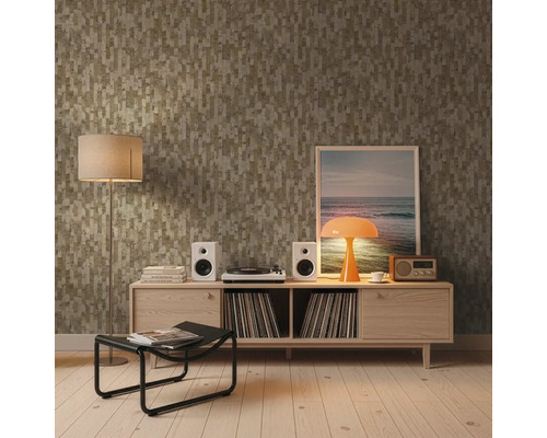 Modernes Wohnzimmer mit Mosaik-Tapete, einem Holz-Sideboard mit Plattenspieler, Lautsprechern und einer orangefarbenen Lampe.