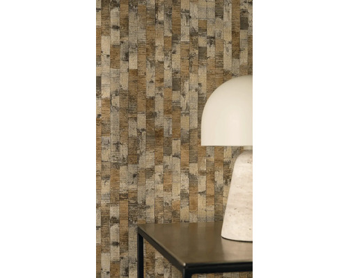 Vliestapete mit vertikalem Streifenmuster und horizontaler Struktur hinter einer modernen Tischleuchte auf einem Tisch.
