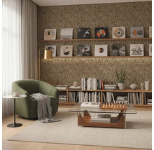 Modernes Wohnzimmer mit strukturierter Tapete in Erdtönen, grünem Sessel, goldener Stehlampe und Holzregalen für eine gemütliche Atmosphäre.