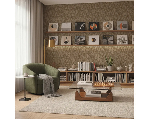 Modernes Wohnzimmer mit strukturierter Tapete in Erdtönen, grünem Sessel, goldener Stehlampe und Holzregalen für eine gemütliche Atmosphäre.