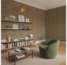 Modernes Wohnzimmer mit strukturierter Tapete in Erdtönen, grünem Sessel, Couchtisch aus Glas und Holzregalen.