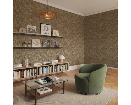 Modernes Wohnzimmer mit strukturierter Tapete in Erdtönen, grünem Sessel, Couchtisch aus Glas und Holzregalen.