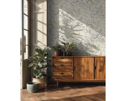 Wohnraum mit gemusterter Tapete, Holzkommode und Zimmerpflanzen für eine helle und organisierte Atmosphäre.