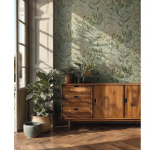 Wohnzimmer mit floraler Tapete, Holzkommode und Zimmerpflanzen