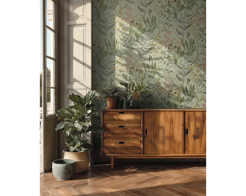 Wohnzimmer mit floraler Tapete, Holzkommode und Zimmerpflanzen