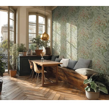 Heller Raum mit Esstisch, Sitzbank mit Kissen und botanischer Mustertapete