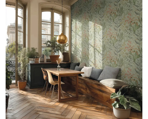 Heller Raum mit Esstisch, Sitzbank mit Kissen und botanischer Mustertapete