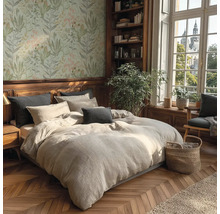 Schlafzimmer mit Bett, Bücherregal und floraler Tapete