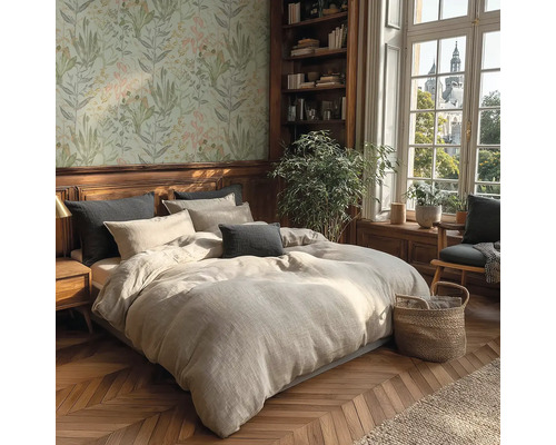 Schlafzimmer mit Bett, Bücherregal und floraler Tapete