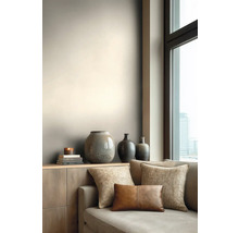 Wohnzimmer mit Couch, Kissen und dekorativen Vasen